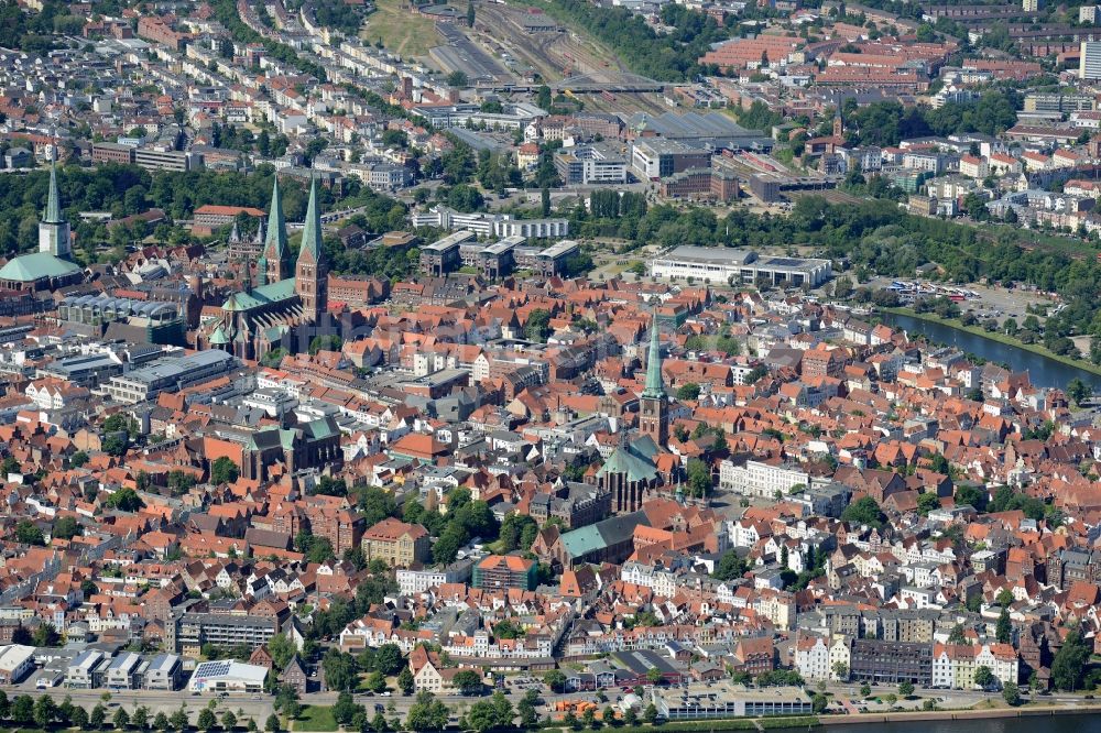 Lübeck aus der Vogelperspektive: Stadtzentrum im Innenstadtbereich in Lübeck im Bundesland Schleswig-Holstein