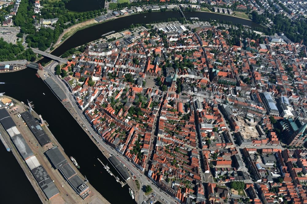 Lübeck von oben - Stadtzentrum im Innenstadtbereich in Lübeck im Bundesland Schleswig-Holstein