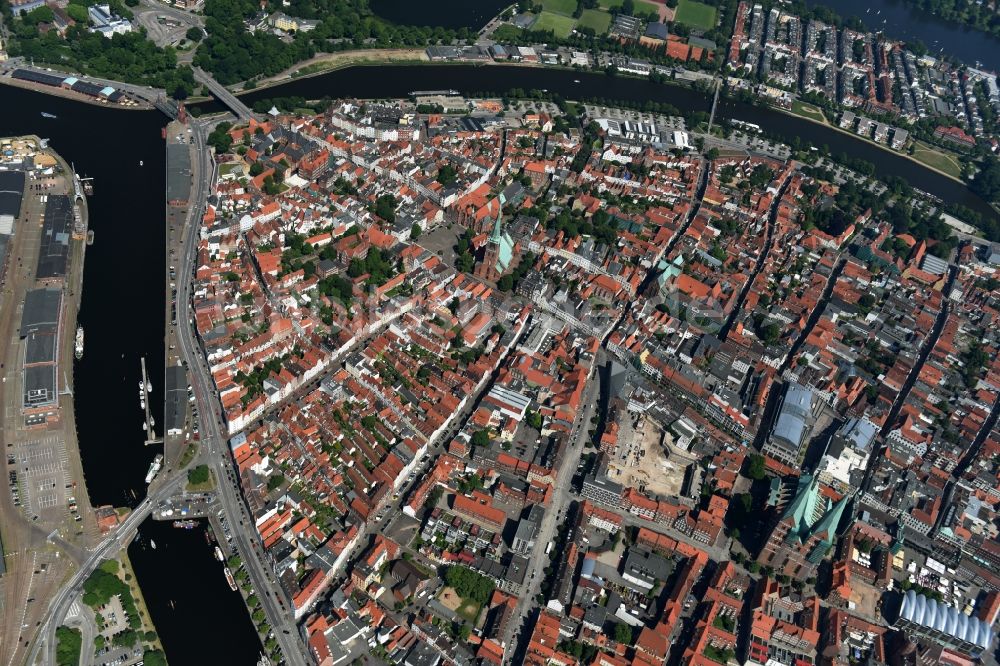 Lübeck aus der Vogelperspektive: Stadtzentrum im Innenstadtbereich in Lübeck im Bundesland Schleswig-Holstein