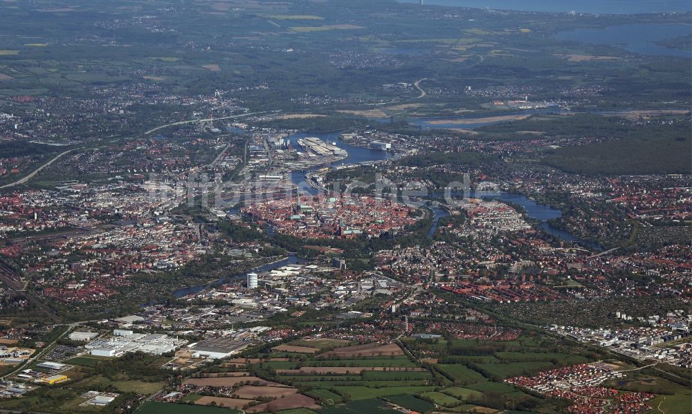 Luftaufnahme Lübeck - Stadtzentrum im Innenstadtbereich in Lübeck im Bundesland Schleswig-Holstein, Deutschland