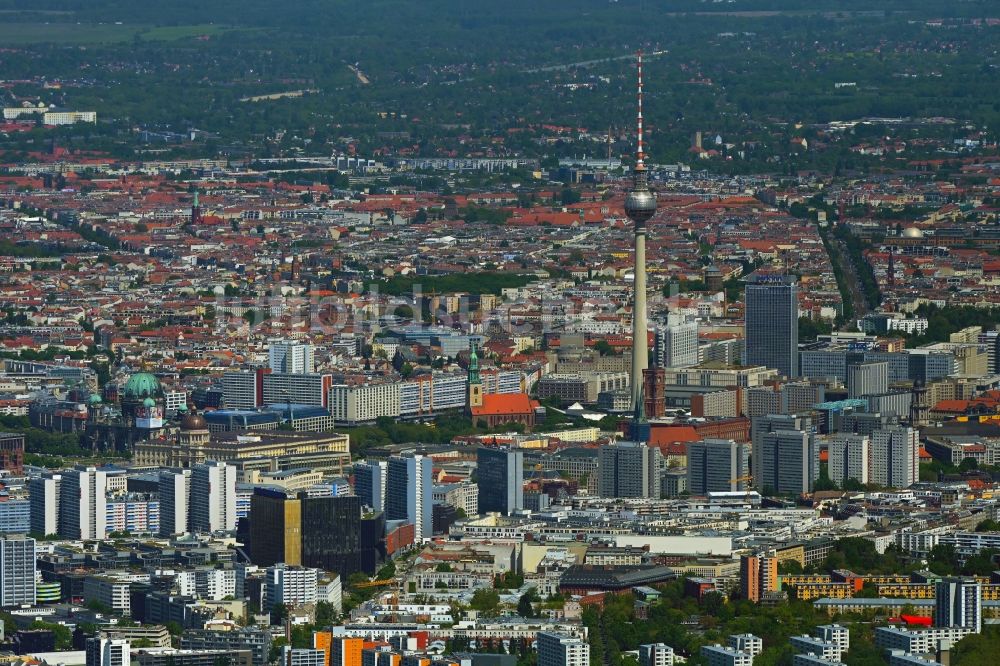 Luftaufnahme Berlin - Stadtzentrum im Innenstadtbereich Leipziger Straße - Fischerkiez - Fernsehturm im Ortsteil Mitte in Berlin, Deutschland