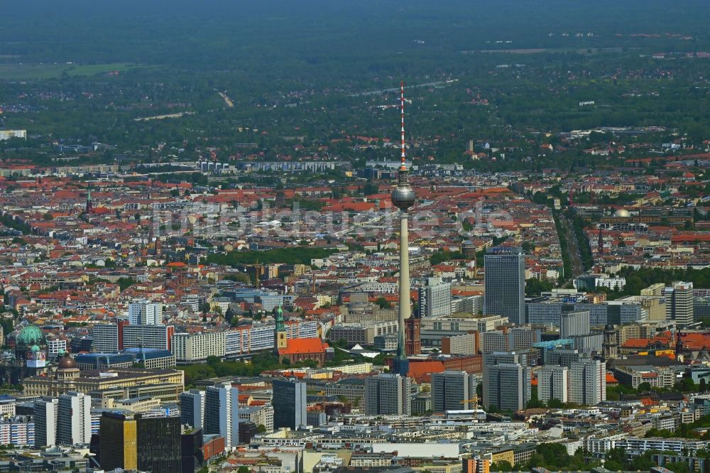 Luftaufnahme Berlin - Stadtzentrum im Innenstadtbereich Leipziger Straße - Fischerkiez - Fernsehturm im Ortsteil Mitte in Berlin, Deutschland