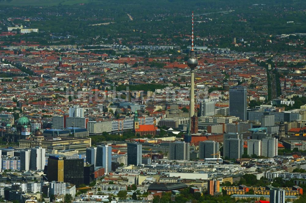 Berlin von oben - Stadtzentrum im Innenstadtbereich Leipziger Straße - Fischerkiez - Fernsehturm im Ortsteil Mitte in Berlin, Deutschland