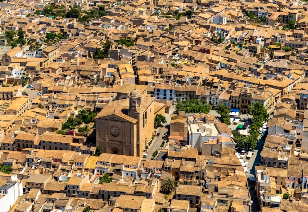 Llucmajor aus der Vogelperspektive: Stadtzentrum im Innenstadtbereich in Llucmajor in Balearische Insel Mallorca, Spanien