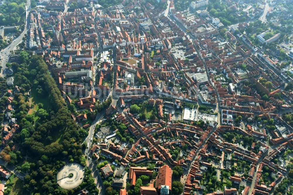 Lüneburg von oben - Stadtzentrum im Innenstadtbereich in Lüneburg im Bundesland Niedersachsen