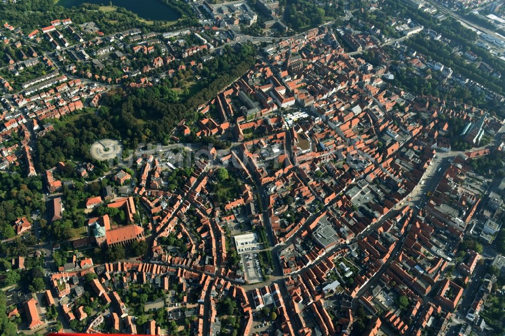 Lüneburg aus der Vogelperspektive: Stadtzentrum im Innenstadtbereich in Lüneburg im Bundesland Niedersachsen