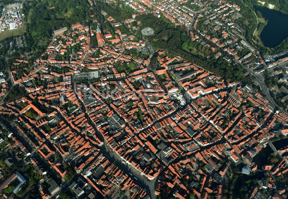 Lüneburg von oben - Stadtzentrum im Innenstadtbereich in Lüneburg im Bundesland Niedersachsen