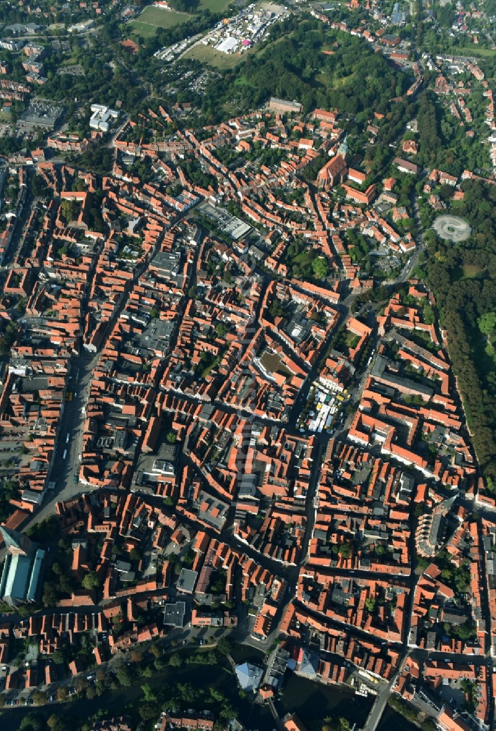 Lüneburg aus der Vogelperspektive: Stadtzentrum im Innenstadtbereich in Lüneburg im Bundesland Niedersachsen