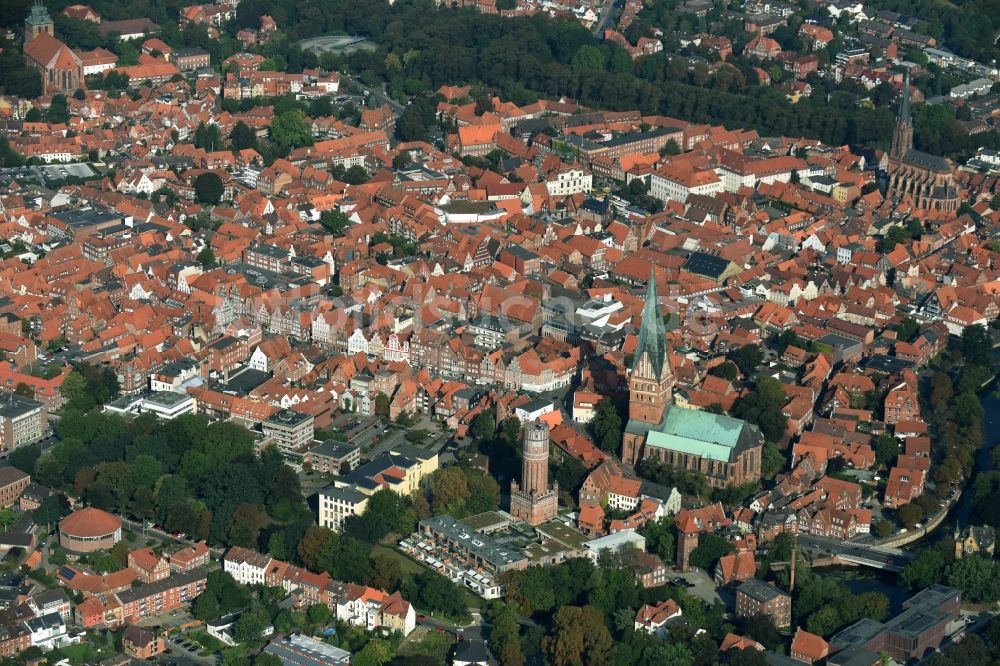 Lüneburg von oben - Stadtzentrum im Innenstadtbereich in Lüneburg im Bundesland Niedersachsen