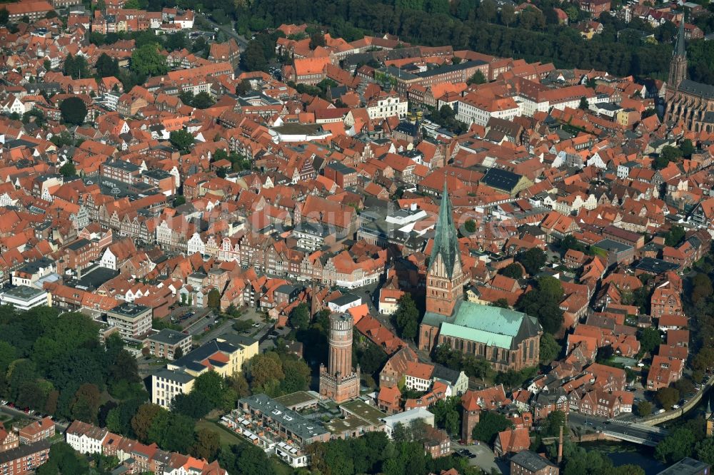 Lüneburg aus der Vogelperspektive: Stadtzentrum im Innenstadtbereich in Lüneburg im Bundesland Niedersachsen