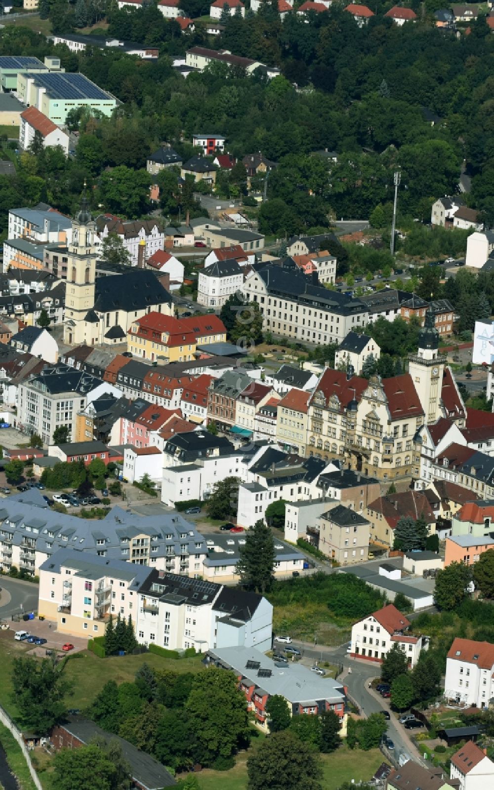 Werdau von oben - Stadtzentrum im Innenstadtbereich mit der Marienkirche in der Straße Kirchplatz in Werdau im Bundesland Sachsen