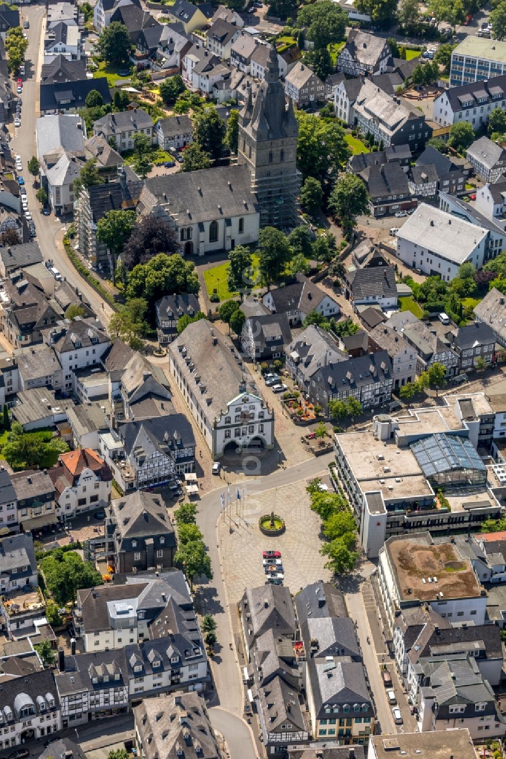 Brilon aus der Vogelperspektive: Stadtzentrum im Innenstadtbereich am Markt mit dem Rathaus, der Probsteikirche und dem Museum Haus Hövener in Brilon im Bundesland Nordrhein-Westfalen, Deutschland