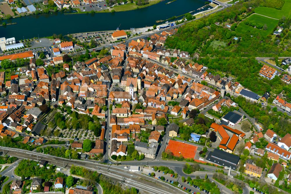 Marktbreit von oben - Stadtzentrum im Innenstadtbereich in Marktbreit im Bundesland Bayern, Deutschland