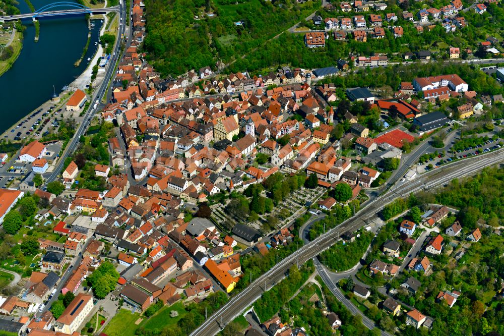 Marktbreit aus der Vogelperspektive: Stadtzentrum im Innenstadtbereich in Marktbreit im Bundesland Bayern, Deutschland