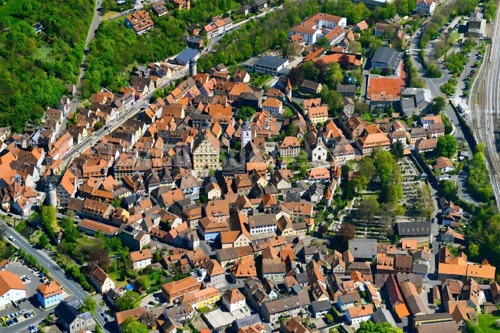 Marktbreit von oben - Stadtzentrum im Innenstadtbereich in Marktbreit im Bundesland Bayern, Deutschland