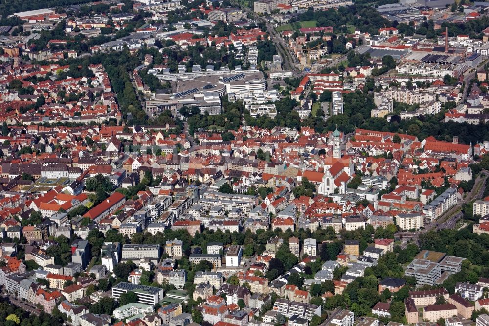 Luftaufnahme Augsburg - Stadtzentrum im Innenstadtbereich der Maximilianstraße in Augsburg im Bundesland Bayern