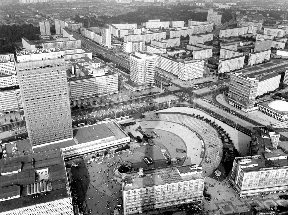 Berlin aus der Vogelperspektive: Stadtzentrum im Innenstadtbereich Mitte im Osten in Berlin