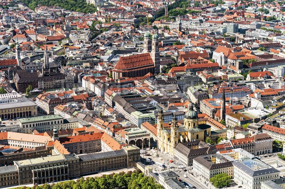 München von oben - Stadtzentrum im Innenstadtbereich in München im Bundesland Bayern, Deutschland