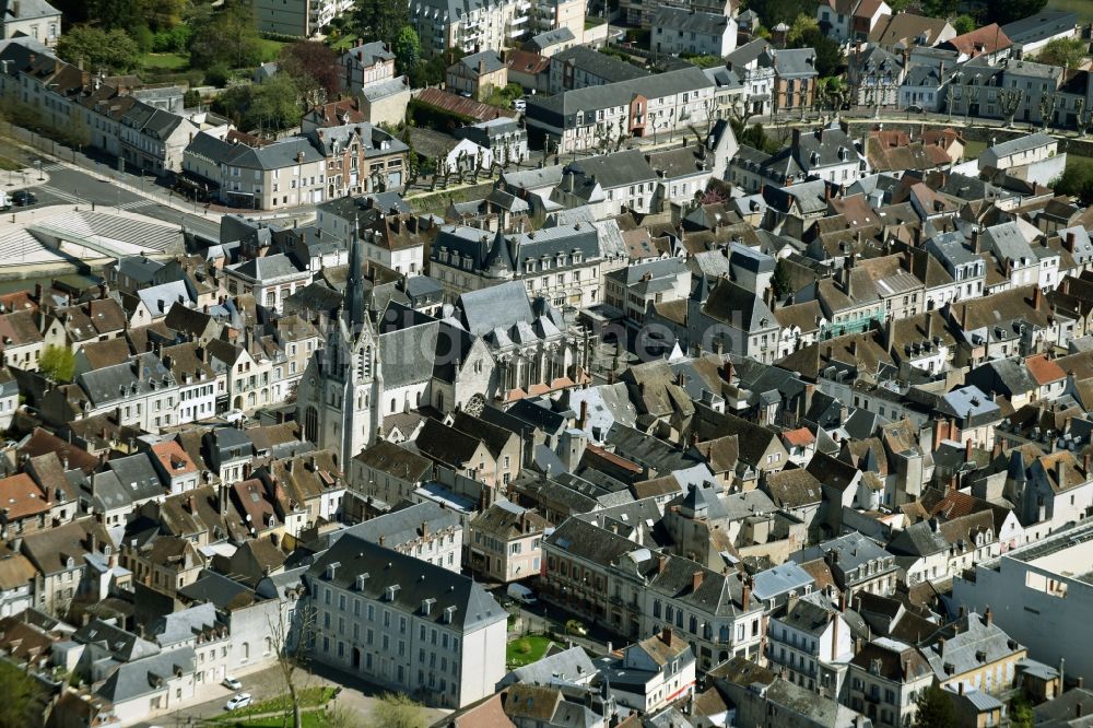 Luftaufnahme Montargis - Stadtzentrum im Innenstadtbereich in Montargis in Centre-Val de Loire, Frankreich