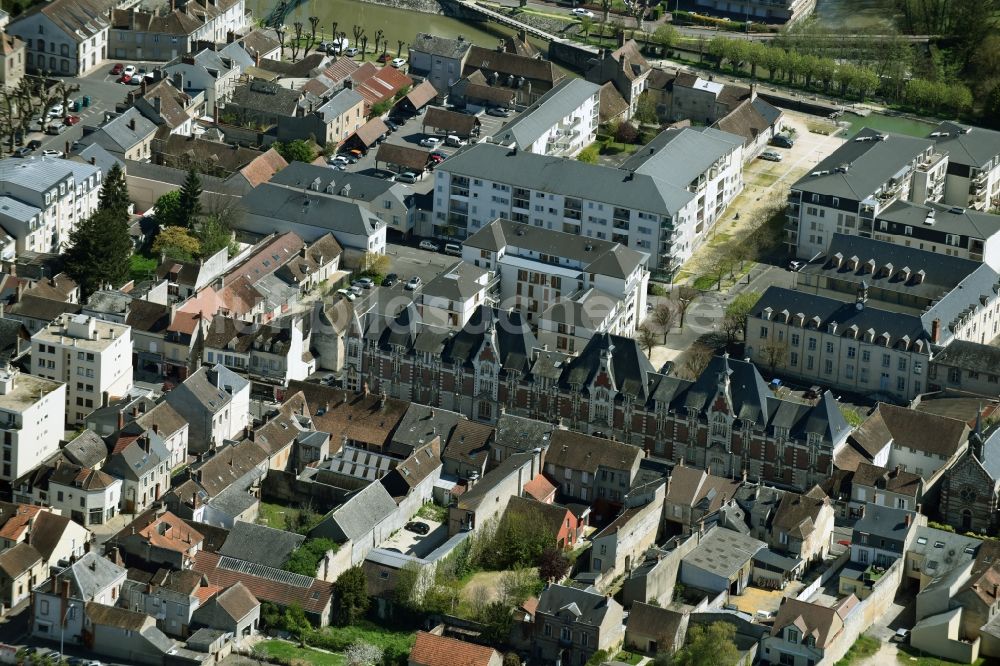 Montargis von oben - Stadtzentrum im Innenstadtbereich in Montargis in Centre-Val de Loire, Frankreich