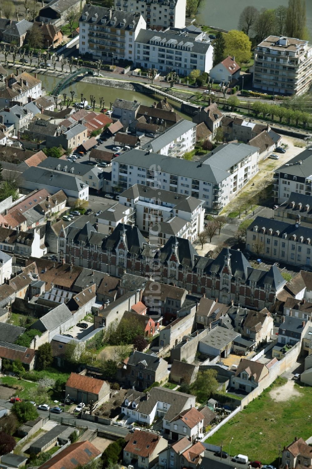 Montargis aus der Vogelperspektive: Stadtzentrum im Innenstadtbereich in Montargis in Centre-Val de Loire, Frankreich