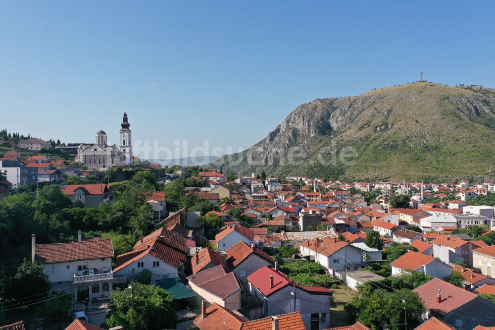 Mostar aus der Vogelperspektive: Stadtzentrum im Innenstadtbereich in Mostar in Federacija Bosne i Hercegovine, Bosnien und Herzegowina