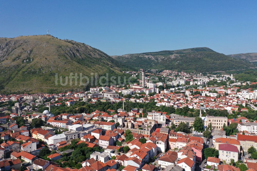 Mostar von oben - Stadtzentrum im Innenstadtbereich in Mostar in Federacija Bosne i Hercegovine, Bosnien und Herzegowina