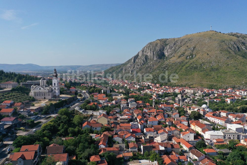 Mostar aus der Vogelperspektive: Stadtzentrum im Innenstadtbereich in Mostar in Federacija Bosne i Hercegovine, Bosnien und Herzegowina