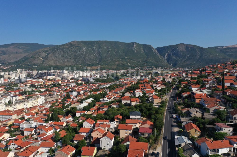 Mostar von oben - Stadtzentrum im Innenstadtbereich in Mostar in Federacija Bosne i Hercegovine, Bosnien und Herzegowina