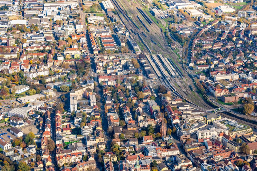 Offenburg aus der Vogelperspektive: Stadtzentrum im Innenstadtbereich Okenstrasse Hauptstrasse in Offenburg im Bundesland Baden-Württemberg, Deutschland