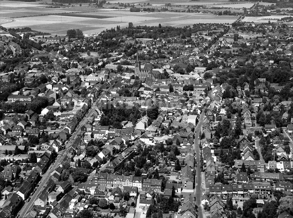 Krefeld von oben - Stadtzentrum im Innenstadtbereich im Ortsteil Hüls in Krefeld im Bundesland Nordrhein-Westfalen, Deutschland