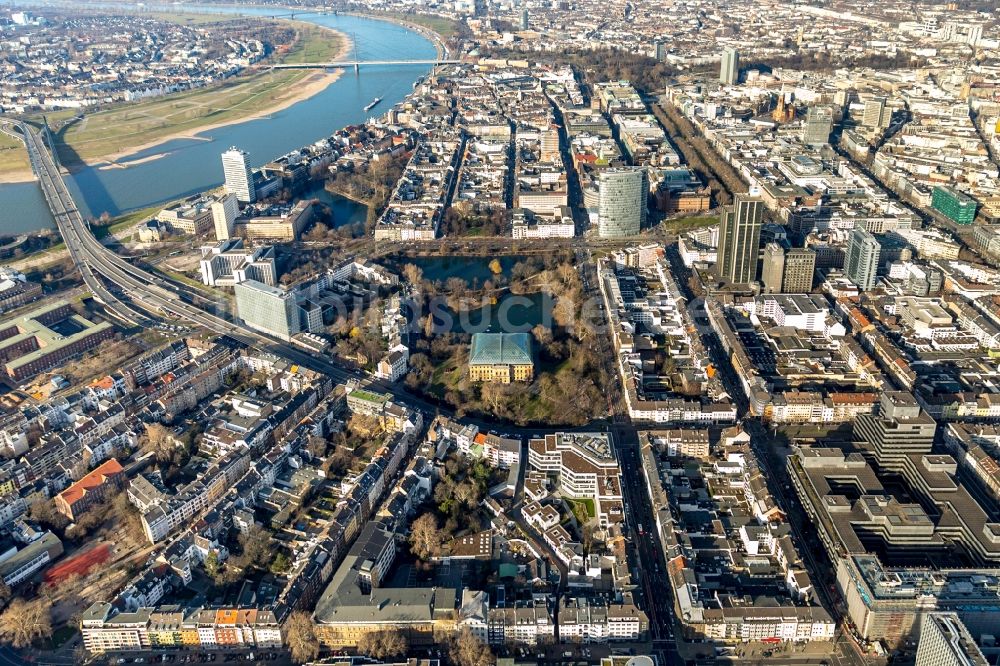 Luftaufnahme Düsseldorf - Stadtzentrum im Innenstadtbereich im Ortsteil Stadtmitte in Düsseldorf im Bundesland Nordrhein-Westfalen, Deutschland