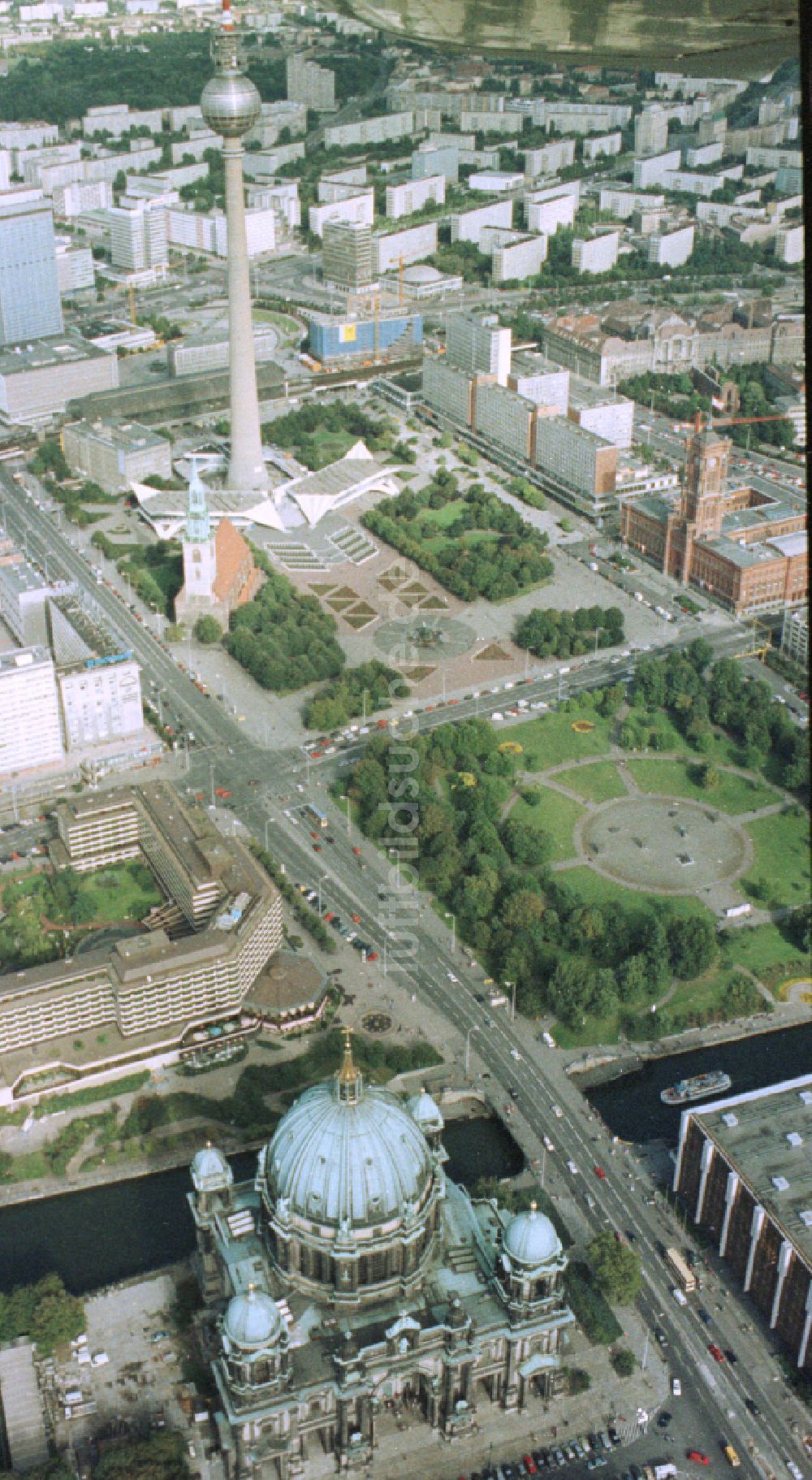 Luftaufnahme Berlin - Stadtzentrum im Innenstadtbereich Ost am Berliner Fernsehturm im Ortsteil Mitte in Berlin, Deutschland