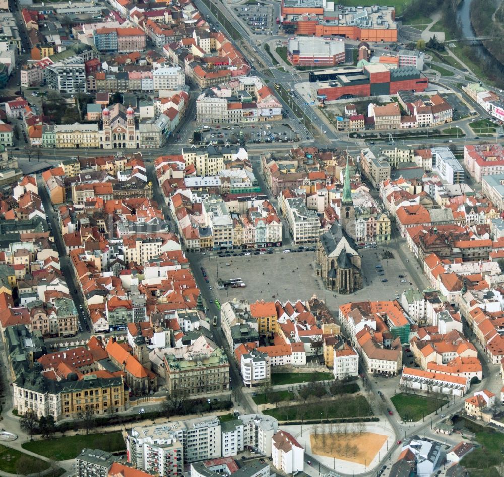 Pilsen Plzen aus der Vogelperspektive: Stadtzentrum im Innenstadtbereich in Pilsen - Plzen in Tschechische Republik