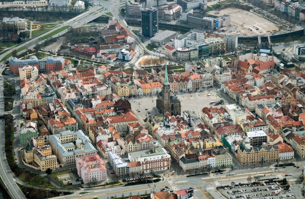 Pilsen Plzen aus der Vogelperspektive: Stadtzentrum im Innenstadtbereich in Pilsen - Plzen in Tschechische Republik