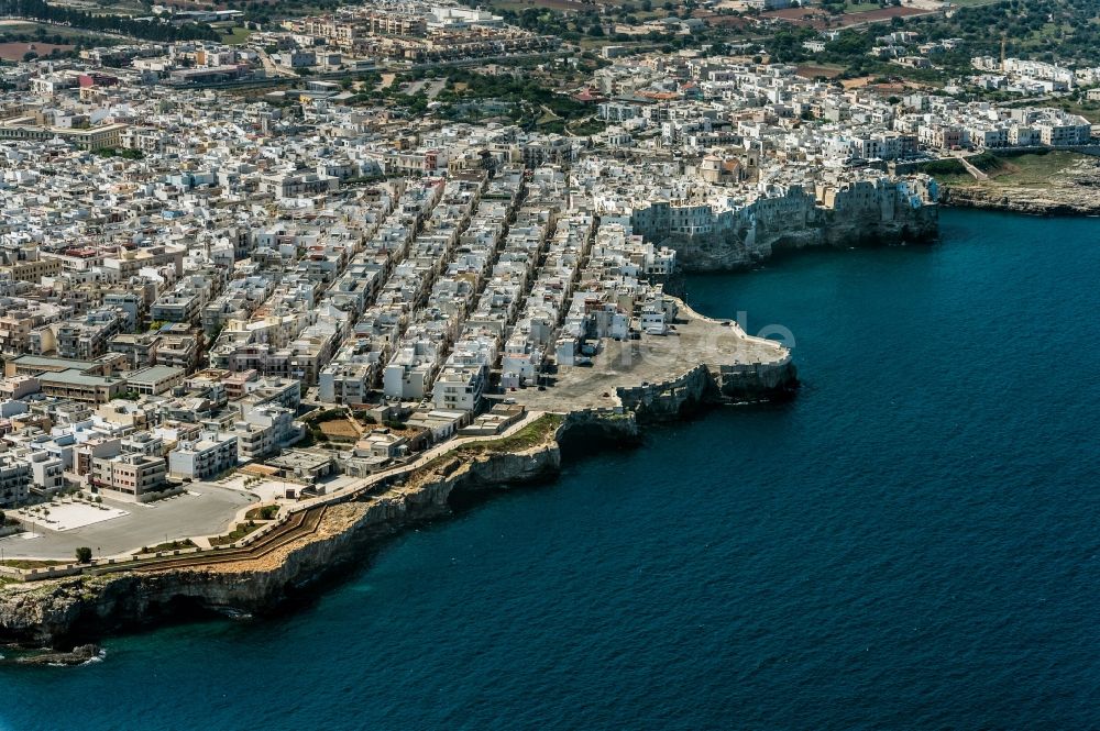 Luftaufnahme Polignano A Mare - Stadtzentrum im Innenstadtbereich in Polignano A Mare in Italien