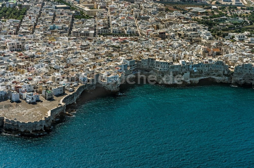 Polignano A Mare von oben - Stadtzentrum im Innenstadtbereich in Polignano A Mare in Italien