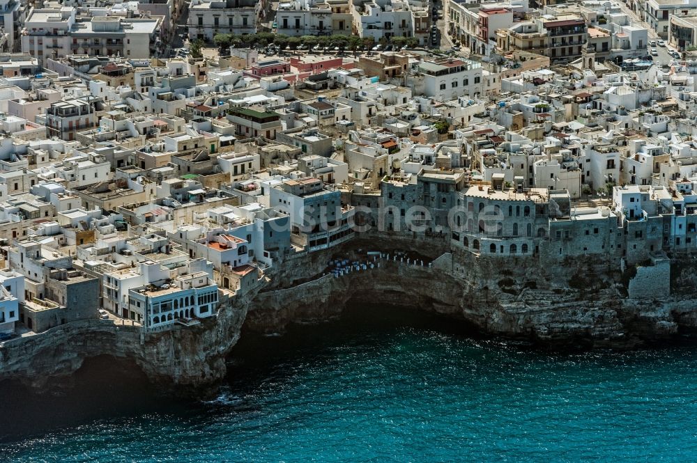 Luftaufnahme Polignano A Mare - Stadtzentrum im Innenstadtbereich in Polignano A Mare in Italien