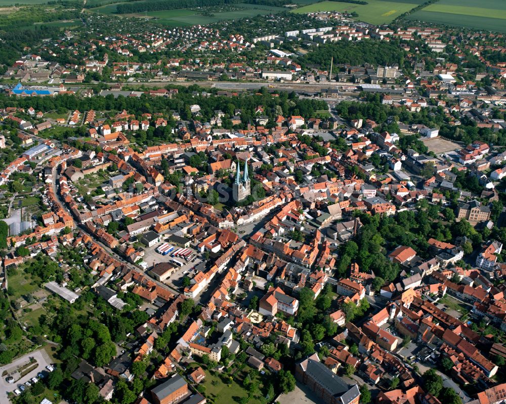 Quedlinburg von oben - Stadtzentrum im Innenstadtbereich in Quedlinburg im Bundesland Sachsen-Anhalt, Deutschland