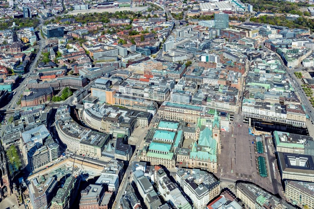 Luftaufnahme Hamburg - Stadtzentrum im Innenstadtbereich mit dem Rathaus am Marktplatz -Adolphsplatz im Ortsteil Altstadt in Hamburg, Deutschland