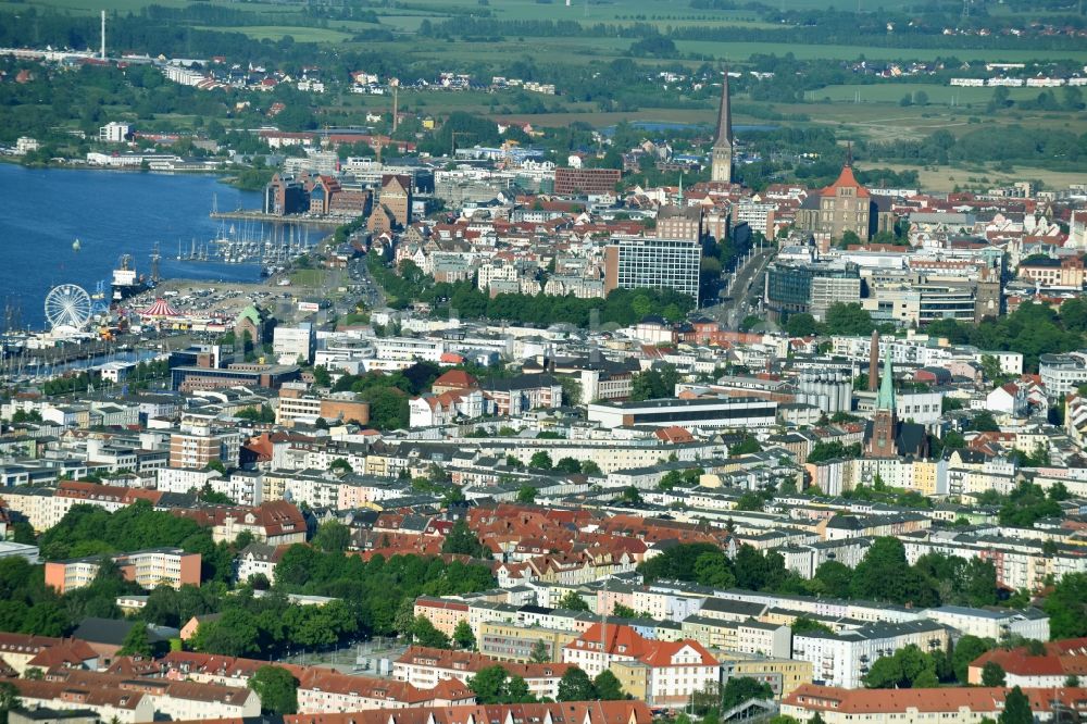 Luftbild Rostock - Stadtzentrum im Innenstadtbereich in Rostock im Bundesland Mecklenburg-Vorpommern, Deutschland