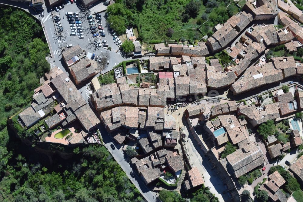 Roussillon aus der Vogelperspektive: Stadtzentrum im Innenstadtbereich in Roussillon in Provence-Alpes-Cote d'Azur, Frankreich