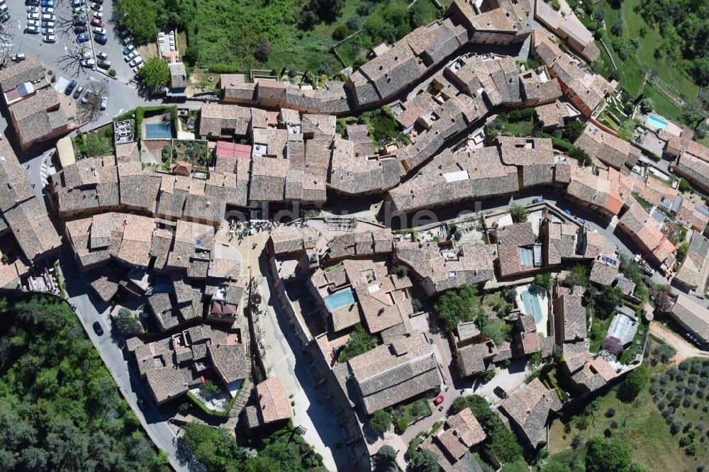 Luftaufnahme Roussillon - Stadtzentrum im Innenstadtbereich in Roussillon in Provence-Alpes-Cote d'Azur, Frankreich