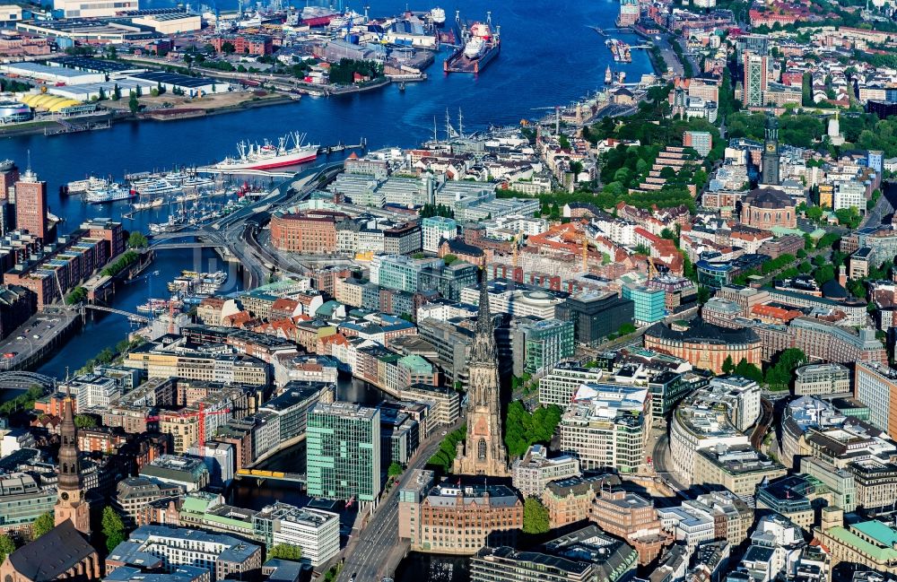 Luftbild Hamburg - Stadtzentrum im Innenstadtbereich rund um das Kirchengebäude des Mahnmal St. Nikolai an der Willy-Brandt-Straße in Hamburg, Deutschland