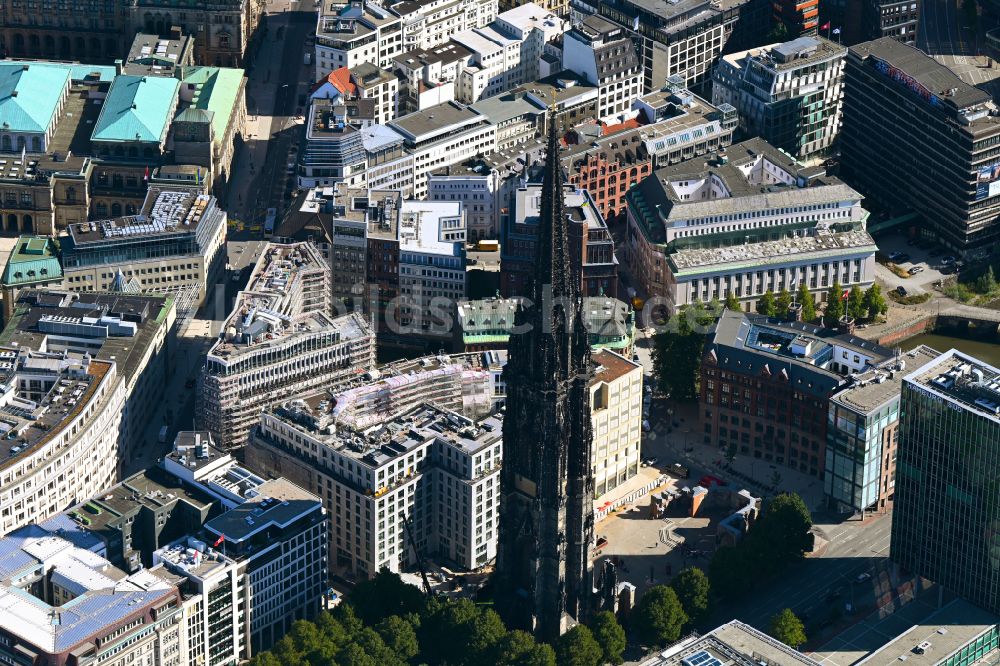 Luftbild Hamburg - Stadtzentrum im Innenstadtbereich rund um das Kirchengebäude des Mahnmal St. Nikolai an der Willy-Brandt-Straße in Hamburg, Deutschland