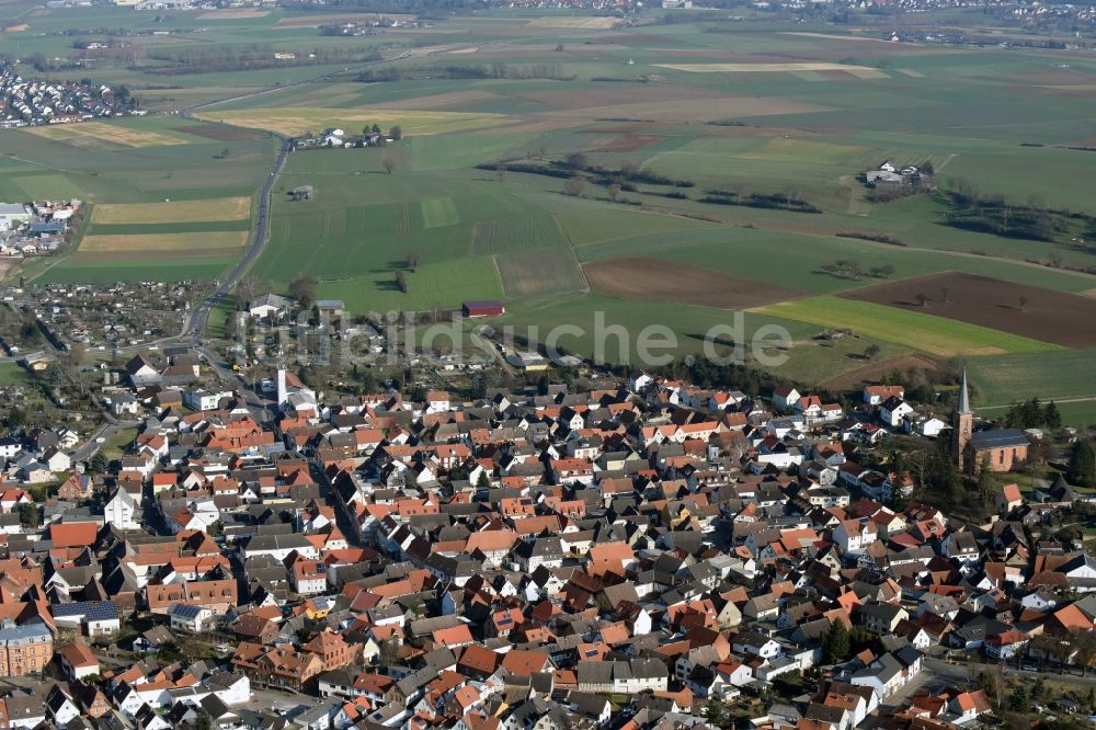 Schaafheim von oben - Stadtzentrum im Innenstadtbereich in Schaafheim im Bundesland Hessen