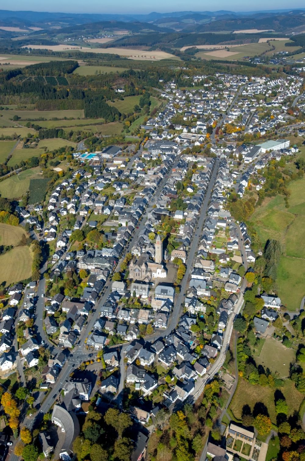 Luftaufnahme Schmallenberg - Stadtzentrum im Innenstadtbereich in Schmallenberg im Bundesland Nordrhein-Westfalen