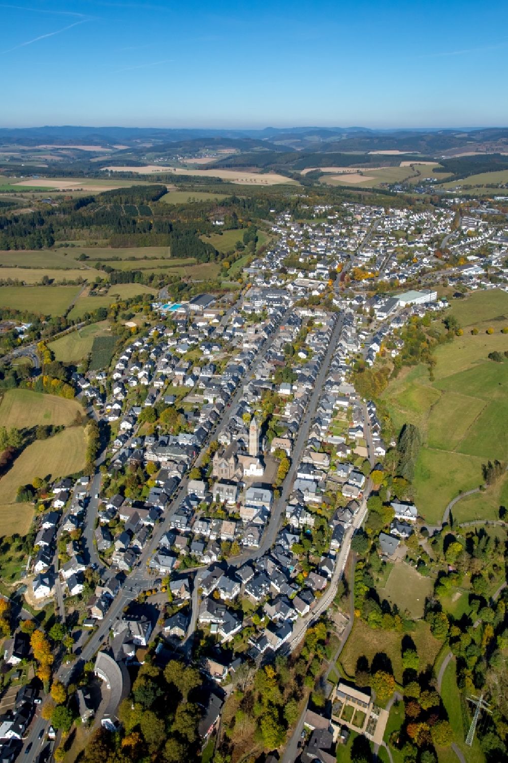 Schmallenberg von oben - Stadtzentrum im Innenstadtbereich in Schmallenberg im Bundesland Nordrhein-Westfalen