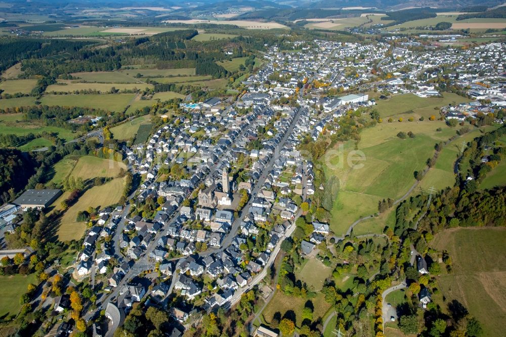 Schmallenberg aus der Vogelperspektive: Stadtzentrum im Innenstadtbereich in Schmallenberg im Bundesland Nordrhein-Westfalen