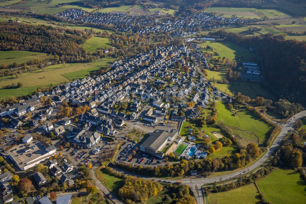 Luftaufnahme Schmallenberg - Stadtzentrum im Innenstadtbereich in Schmallenberg im Bundesland Nordrhein-Westfalen, Deutschland